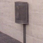 Contenitore Porta Rifiuti Semicircolare In Acciaio Sostenuto Da Tubo in Acciaio