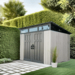 Casetta in resina HDPE simil legno, grande volume, con pavimento e tetto mono falda 2,40 m x 2,40 m, 5,70 m²