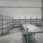 Scaffalatura industriale a ripiani lunghezza 9 metri , altezza 2,50 mt, profondità 80 cm  con 5 ripiani in altezza