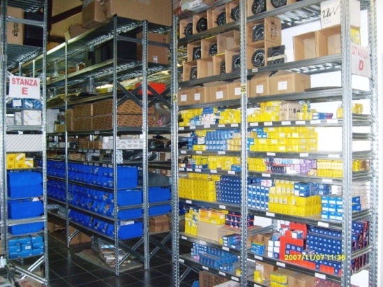 zoom_2036-0-6067804d.jpg Scaffalatura industriale a ripiani lunghezza 15 metri , altezza 2,50 mt, profondità 40 cm con 5 ripiani in altezza - immagine 1