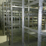 Scaffalatura industriale a ripiani lunghezza 12 metri , altezza 3,00 mt, profondità 80 cm  con 5 ripiani in altezza