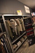 SCAFFALATURA PER ABITI COMPLETA LUNGHEZZA 9,00 MT , H 200 CM , PROF, 40 CM CON 2 LIVELLI DI APPENDERIA - immagine 3