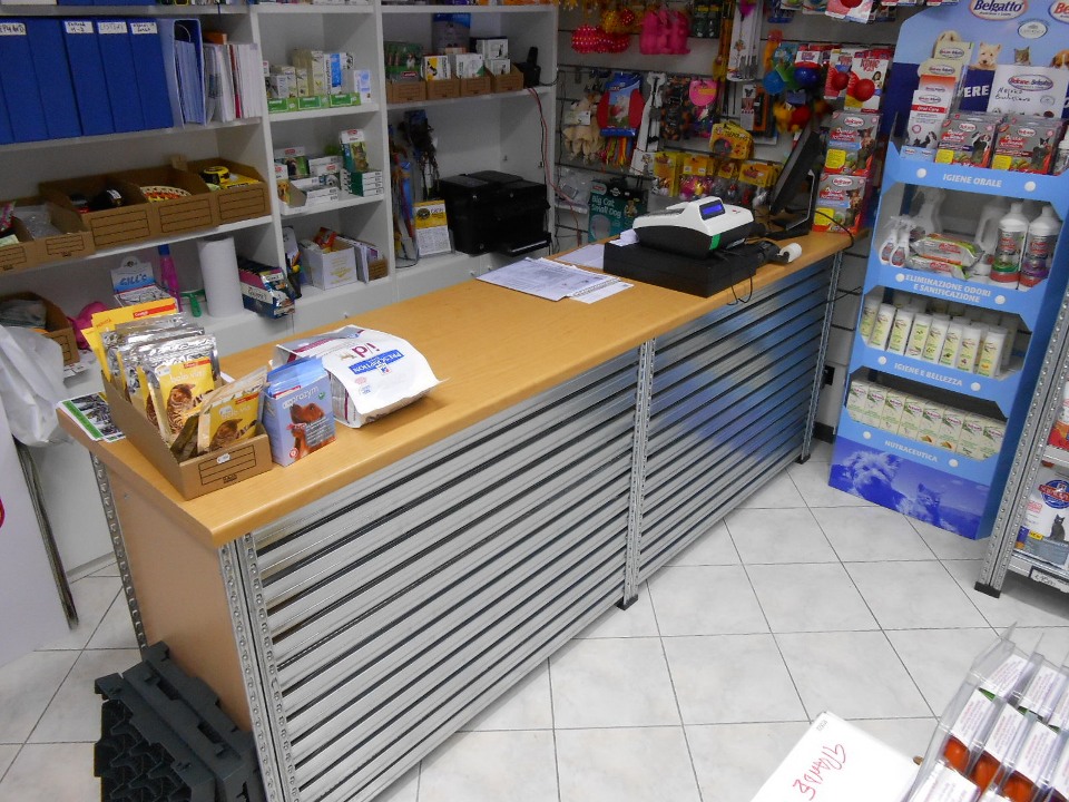 zoom_2436-0-6067804d.jpg BANCONE VENDITA COMPLETO L 470 CM , H 105 CM , LARGHEZZA TOP 60 CM - immagine 1