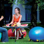 SEDUTA “A UOVO” CON STRUTTURA IN ACCIAIO INOX