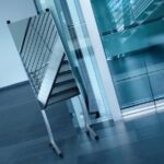 SPECCHIO CON BASE IN ACCIAIO INOX