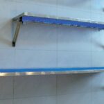 MENSOLA A MURO CON STRUTTURA IN INOX E PIANI IN PLASTICA COLORATI  L=900mm P=400mm