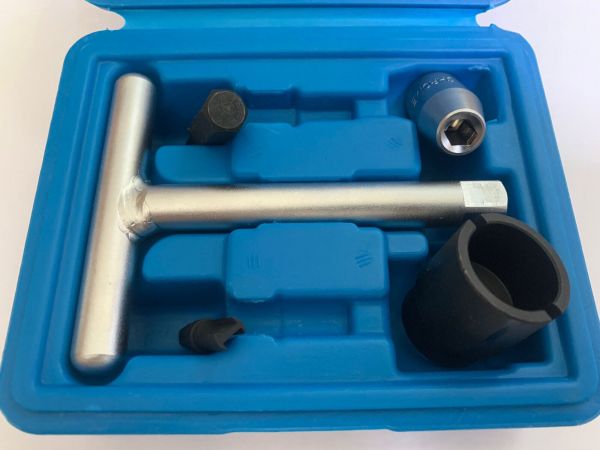 Kit-5-pz-smontaggio-tappi-viti-olio-scarico-plastica-Audi-Bmw-Ps-big-9163-037.jpg Kit 5 pz smontaggio tappi viti olio scarico plastica audi bmw psa vag vw - immagine 1