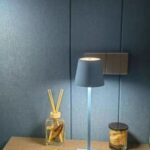 Lampada da tavolo elegante in alluminio