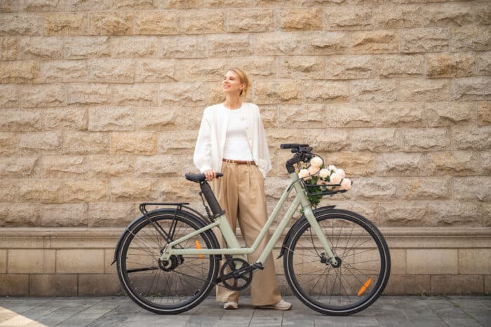 fiido-c700-bici-elettrica-in-uso-su-strada-urbana