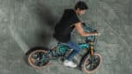 fiido-m1-pro-2025-fat-bike-elettrica-su-strada-urbana