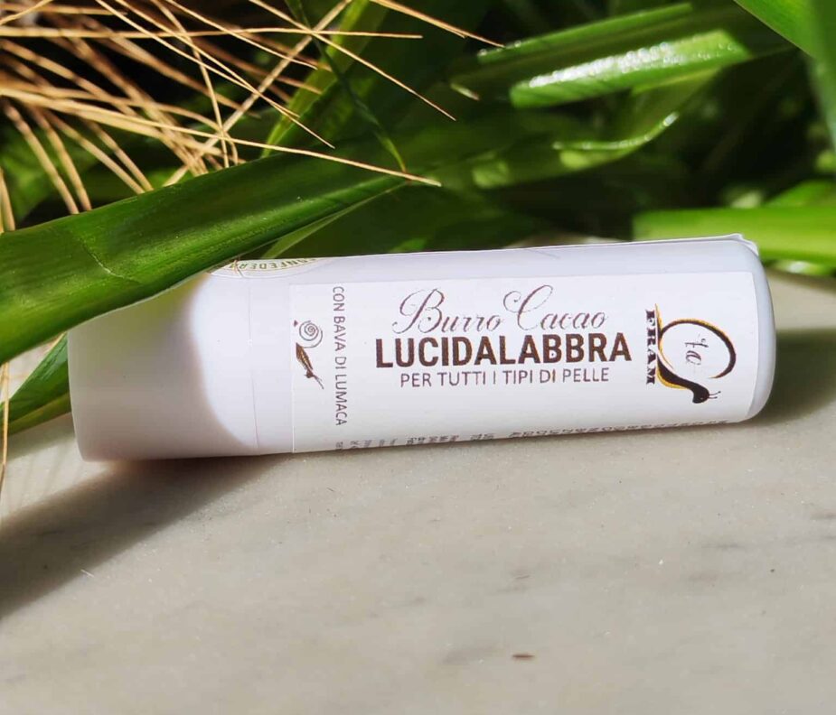 cropped-Immagine-WhatsApp-2025-09-04-ore-11.46.01_744ff5b8.jpg BURRO CACAO LUCIDALABBRA per tutti i tipi di pelle ( alla bava di lumaca) 4,5 ml - immagine 1
