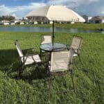 6 pz Set Mobili da Giardino in Tubi d'Acciaio, Tavolo da Giardino con Sedie e Ombrellone, Crema - immagine 9