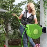 Avvolgitubo da Giardino Retrattile con Tubo dell'Acqua 15 m, Rullo Avvolgitubo da Parete Girevole a 180°, Avvolgitubo Automatico Tubo da Giardino per Irrigazione in plastica, Verde - immagine 2