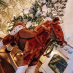 Cavallo a Dondolo in Legno con Suono Animale Regalo Giocattolo per i Bambini, 74 x 28 x 65 cm, Marrone - immagine 4