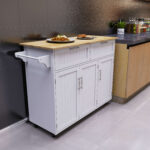 Carrello da Cucina Multiuso in Legno con 2 Cassetti, 3 Antine e 4 Ruote 121x46x91cm - Bianco - immagine 2