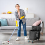 Carrello per Pulizie in Plastica PP da 20L con Secchio e Strizzatore, 60x27x70,5 cm, Nero - immagine 2