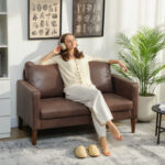 Divano 2 Posti Moderno con Rivestimento in Tessuto Effetto Pelle Traspirante e Gambe in Legno, 130x78x85 cm, Marrone Scuro - immagine 8