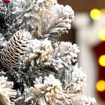 Albero di Natale Piccolo Alto 60 cm con 72 Rami Innevati, Pigne e Bacche Rosse, Verde - immagine 9