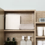 Specchiera Bagno a Parete con Anta e 3 Ripiani Laterali in Legno, 60x18x50cm - immagine 7