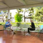 Salotto da Esterno in Rattan PE con Divanetto, 2 Poltroncine e Tavolino con Piano in Vetro, Verde - immagine 2