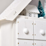 Calendario dell'Avvento in Legno da Riempire con 24 Cassetti e Villaggio di Natale con Alberi e Luci, 39x9x42cm - immagine 8