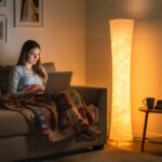 Lampada da Terra Moderna con Interruttore a Pedale, in Acciaio e Tessuto, 25x25x129 cm, Bianco e Argento - immagine 2