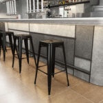 Set 4 Sgabelli da Bar in Metallo con Poggiapiedi per Interni ed Esterni, 43x43x76 cm, Nero - immagine 2