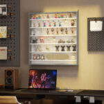 Bacheca Portaoggetti a 5 Ripiani Regolabili in Legno con Ante in Vetro, 80x9,5x83 cm, Bianco e Grigio - immagine 9