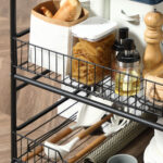 Carrello da Cucina Portavivande Stile Industriale con 4 Ruote, 2 Cestini e 4 Ganci, 60x38x85,5cm, Marrone Nero - immagine 9