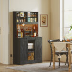 Credenza da Cucina Alta Stile Rustico con 2 Armadietti, Portabottiglie, Prese di Ricarica e Luci LED, Nero - immagine 9