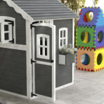 Casetta per Bambini 3-8 Anni con 6 Finestre e Fioriera, in Legno di Abete, 104,5x110x137 cm, Grigia - immagine 8