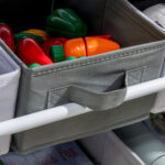 Mobiletto Portagiochi con 9 Cestini Rimovibili in MDF e Tessuto, 63x30x60cm, Grigio e Bianco - immagine 8