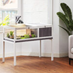 Casetta Tartarughe Rialzata con Divisorio, Vassoio Estraibile, in Legno e PS, 104x53x82 cm, Grigio e Bianco - immagine 2