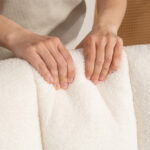 Poltrona a Dondolo 90°-130° con Cuscino Lombare rivestita in Tessuto Sherpa, 64,5x82x89 cm, Bianco e color Legno - immagine 9