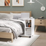 Tavolino da Salotto a C con 2 Ripiani Aperti e 4 Ruote Girevoli, in MDF e PE, 45x35x58 cm, Bianco - immagine 4