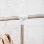 Stendibiancheria Estensibile con Ruote e Freno, Ripiano Porta Scarpe e Struttura in Acciaio Inox, Bianco - immagine 9