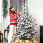 Albero di Natale Innevato Alto 180 cm con Rami Realistici e Base in Metallo Pieghevole - immagine 2