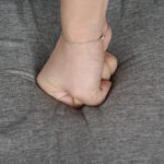 Cuccia Casetta per Gatti in Legno con 2 Cuscini e Tiragraffi Rimovibili, Grigio, 41x30x36cm - immagine 8