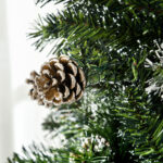 Albero di Natale Artificiale da 180cm con Pigne, 618 Rami e Base in Metallo, Verde - immagine 9