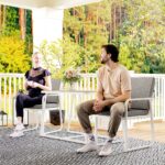 Set da Esterno 3 Pezzi con 2 Sedie con Braccioli e Cuscini e Tavolo con Piano in Vetro, Bianco - immagine 2