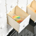 Calendario dell'Avvento in Legno da Riempire con 24 Cassetti e Villaggio di Natale con Alberi e Luci, 39x9x42cm - immagine 9