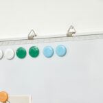 Lavagna Magnetica Bianca Rettangolare con 4 Pennarelli, 1 Gomma e 10 Magneti Inclusi, 90x60x1,8 cm - immagine 9