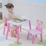 Set Tavolo e 2 Sedie a Tema Principesse per Cameretta Bambini in Legno Rosa con Schienale a Forma di Corona - immagine 2
