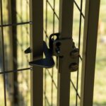 Recinto per Cani da Esterno con Serratura, 2 Ciotole Girevoli e Copertura Rimovibile, Nero e Rosso - immagine 9