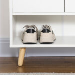 Mobile Scarpiera Salvaspazio in Legno Bianco con Ripiano Aperto, Armadio Scarpiera di Design per Ingresso, 60x30x92cm - immagine 9