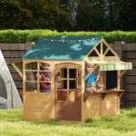 Casetta per Bambini 3-8 Anni con 5 Finestre e 2 Lavagne, in Legno di Abete, 173x117x144 cm, Marrone e Blu - immagine 2