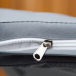 Set Mobili da Giardino in Rattan PE con 2 Sedie e Tavolino con Ripiano in Vetro, Grigio - immagine 8