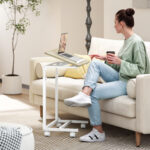 Tavolino da Lavoro Regolabile con Piano Inclinabile e 4 Ruote, in Legno e Metallo, 55x36x62,5-82,5 cm, Bianco e Rovere - immagine 2