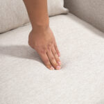 Poltrona Moderna d'Arredo con Cuscino Extra, in Tessuto Effetto Lino e Acciaio, 73x81x82 cm, Bianco Crema - immagine 9