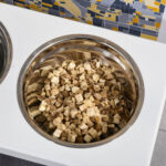 Ciotole Rialzate per Cani Taglia Piccola ed Extra Piccola, Supporto Portaciotole in MDF con 2 Ciotole in Acciaio Inox per Cibo e Acqua, Bianco - immagine 7